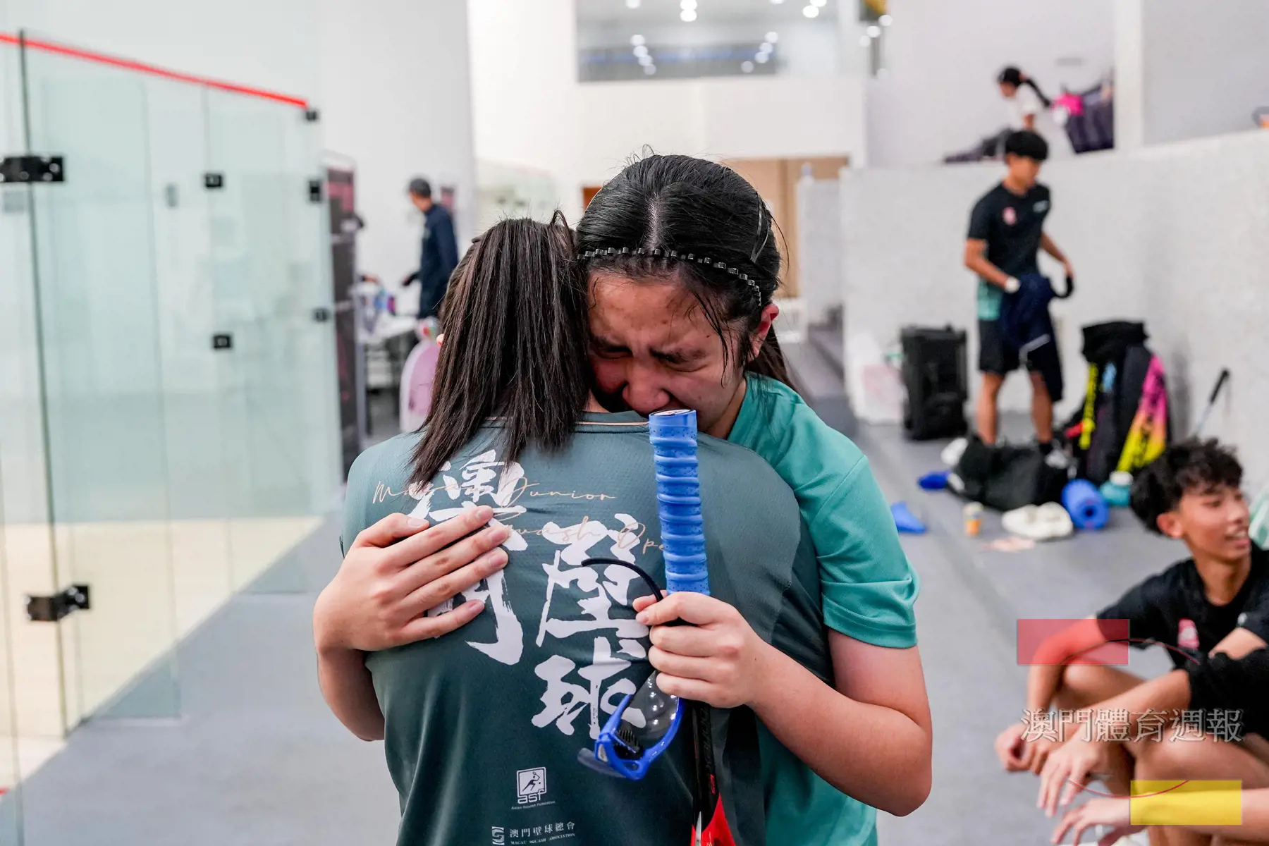 副2 曹子晴（右）賽後與曹子恩相擁慶祝.jpg